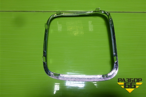 Накладка на решетку радиатора (правая новая) (51131973898) для BMW 5-серия E34 с 1988-1995г