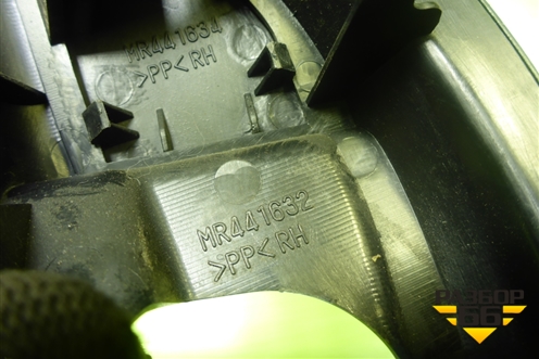 Накладка двери передней правой уголок (MR441632) для Mitsubishi Lancer-9  с 2003-2008г (Лансер)