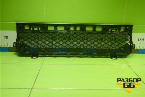 Решетка в передний бампер центральная (AMG после 2018г под парктроник) (A4638857701) для Mercedes Benz G-Klass W463 с1989г (Гелендваген)