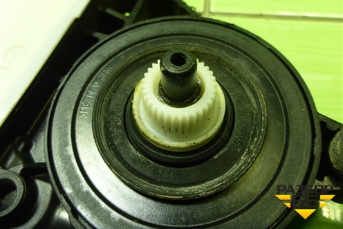 Моторчик стеклоподъёмника задний левый (5Q0959811E) для Skoda Octavia (A7) с 2013г (Октавия)