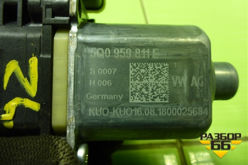 Моторчик стеклоподъёмника задний левый (5Q0959811E) для Skoda Octavia (A7) с 2013г (Октавия)