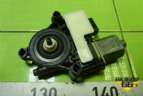Моторчик стеклоподъёмника задний правый (5Q0959812E) для Skoda Octavia (A7) с 2013г (Октавия)