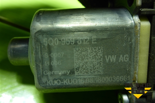 Моторчик стеклоподъёмника задний правый (5Q0959812E) для Skoda Octavia (A7) с 2013г (Октавия)