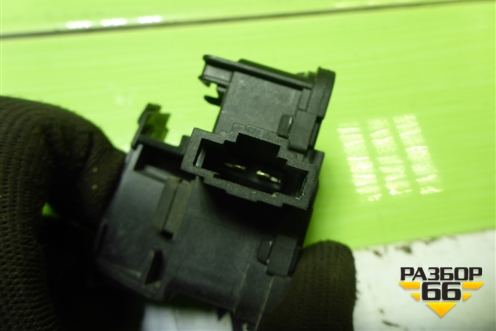 Активатор лючка бензобака (7P0810773F) для Skoda Octavia (A7) с 2013г (Октавия)