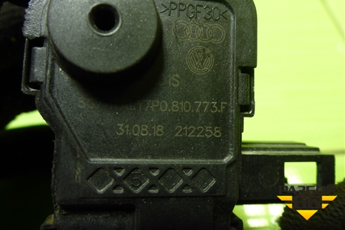 Активатор лючка бензобака (7P0810773F) для Skoda Octavia (A7) с 2013г (Октавия)