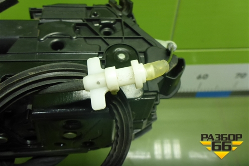 Замок двери задней левой (5K4839015R) для Skoda Yeti с 2009г (Етти)