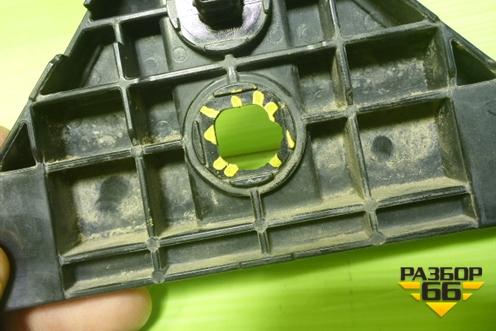 Кронштейн накладки (Накладки двери багажника после 2015г) (7682842010) для Toyota Rav-4 с 2012-2019г (Рав 4)