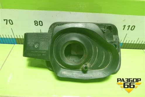 Лючок бензобака (575809702) для Skoda Karoq с 2017г (Карок)