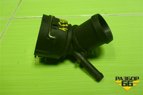 Фланец системы охлаждения (новый) (1142260003) для Volkswagen Golf V с 2003-2009г
