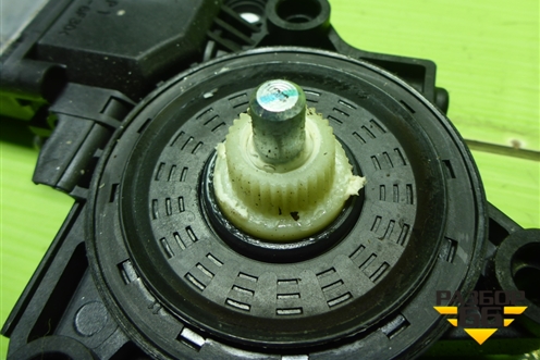 Моторчик стеклоподъёмника передний левый (82450A2010) для Kia Ceed с 2012-2018г (Сид 2)