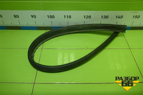 Уплотнитель капота (на решетку стеклоочистителей) для Opel Corsa D с 2006-2014г (Корса Д)