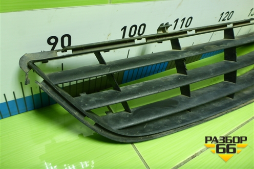 Решетка в передний бампер центральная (13179942) для Opel Corsa D с 2006-2014г (Корса Д)