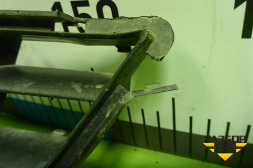 Решетка в передний бампер центральная (13179942) для Opel Corsa D с 2006-2014г (Корса Д)