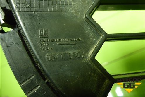 Решетка в передний бампер центральная (95415507) для Chevrolet Aveo (Т300) с 2011г (Авео Т300)