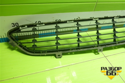 Решетка в передний бампер центральная (до 2014г) (62256ILA0B) для Infiniti Infiniti QX56/QX80 (Z62) с 2010г (Ку икс56/80)