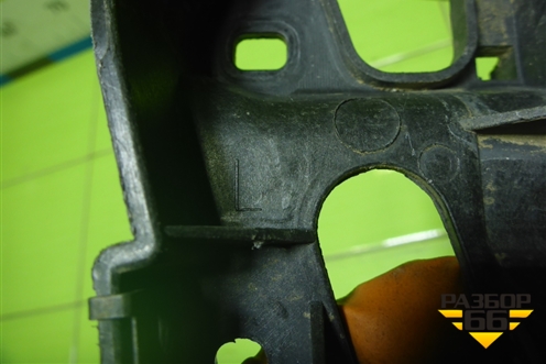 Кронштейн накладки порога левый (8E0853921D) для Audi A4 (В6) с 2000-2006г (А4)