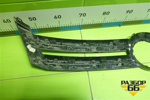 Накладка на решетку радиатора (5N0853655) для Volkswagen Tiguan с 2011-2016г (Тигуан)