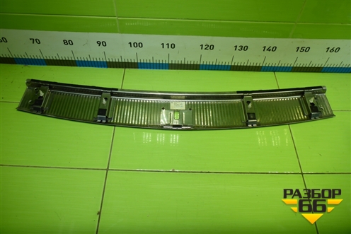 Обшивка багажника на заднюю панель (7L6863459E) для Volkswagen Touareg c 2002-2010г (Туарег)