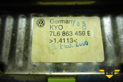 Обшивка багажника на заднюю панель (7L6863459E) для Volkswagen Touareg c 2002-2010г (Туарег)