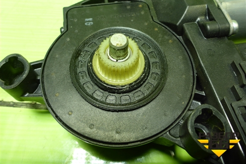 Моторчик стеклоподъёмника задний левый (3D0959795E) для Volkswagen Touareg c 2002-2010г (Туарег)