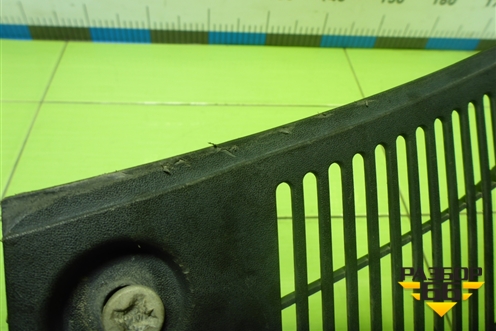 Решетка стеклоочистителей левая (7L6819730D) для Volkswagen Touareg c 2002-2010г (Туарег)