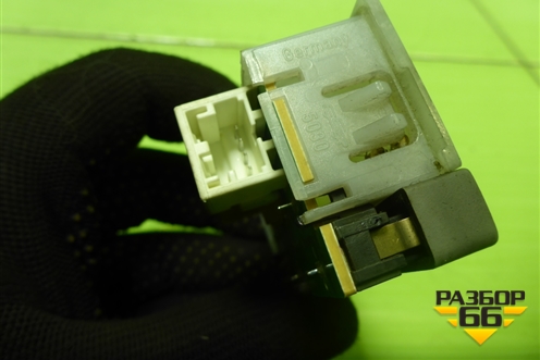 Плафон салонный боковой (7L6947291B) для Volkswagen Touareg c 2002-2010г (Туарег)