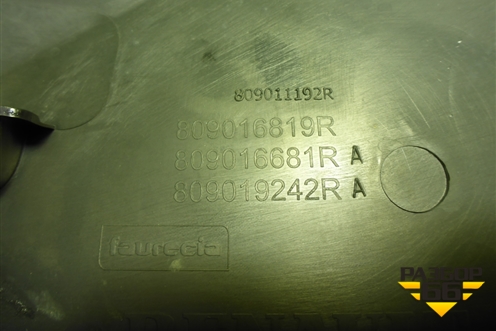 Обшивка двери передней левой под электрику (809011192R) для Nissan Terrano с 2014г (Терано)