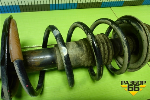 Амортизатор передний правый (8200813791) для Nissan Terrano с 2014г (Терано)