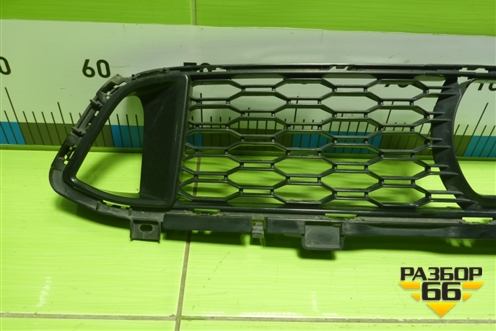 Решетка в передний бампер центральная (51118069706) для BMW 6-серия GT G32 с 2017г