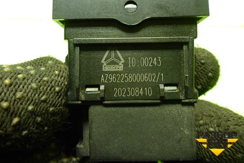 Кнопка выключения горного тормоза (AZ962258000602) для Sitrak C7H (С7Н)