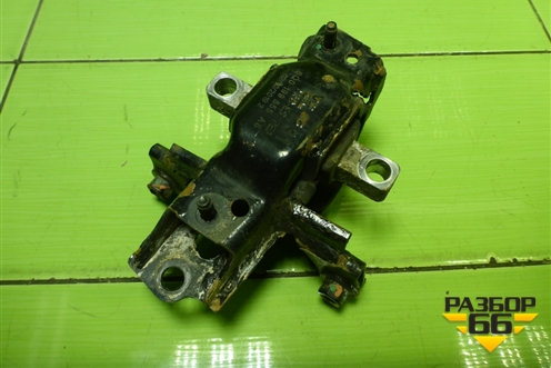 Опора КПП левая (6Q0199555AS) для Volkswagen Polo (седан) с 2010г (Поло)