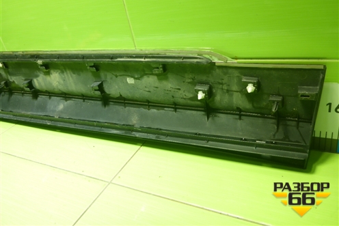 Накладка двери передней левой (5NA854939) для Volkswagen Tiguan с 2016г (Тигуан)