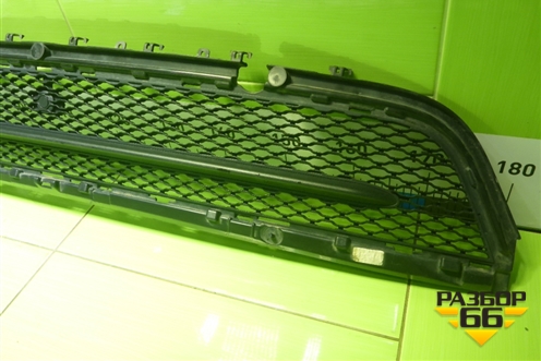 Решетка в передний бампер центральная (J8A217H750AA) для Land Rover Range Rover Velar с 2017г (Велар)