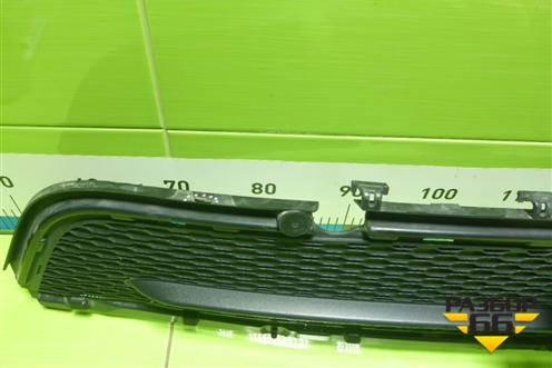 Решетка в передний бампер центральная (J8A217H750AA) для Land Rover Range Rover Velar с 2017г (Велар)