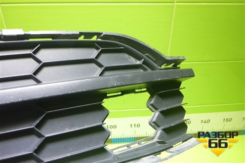 Решетка в передний бампер правая (57A807368) для Skoda Karoq с 2017г (Карок)