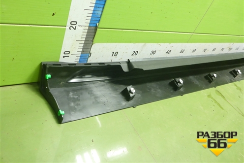 Накладка на порог наружная правая (новая) (31463770) для Volvo S90 с 2016г (C90)